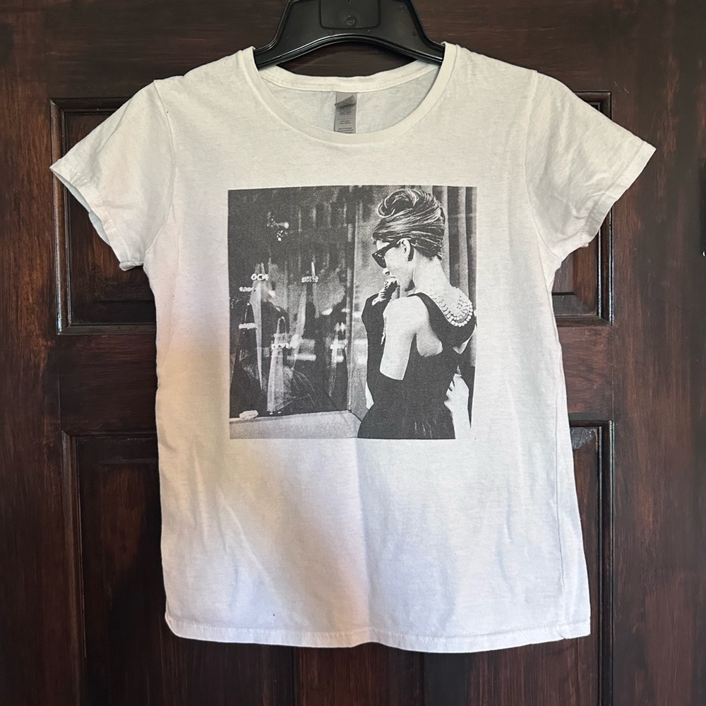Chic White Graphic Tee